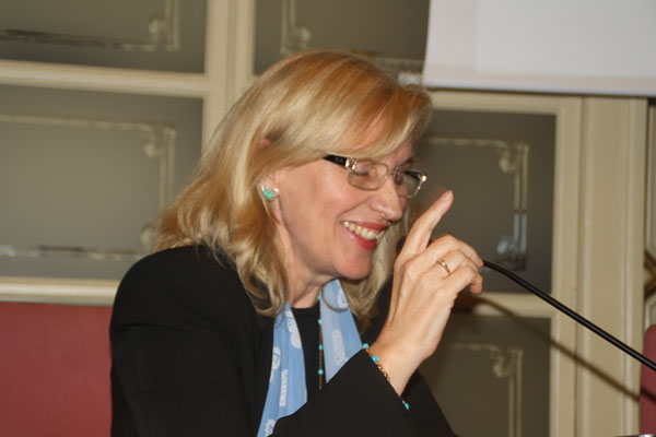 Elvira Carrió actua com a portaveu del jurat del premi Helena Jubany i en llegeix el veredicte.