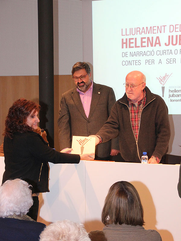 Imma Cabré rep el VI Premi Helena Jubany de mans de Joan Jubany i Itxart