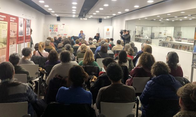 Concorreguda presentació de “El triangle d’estiu” a la Biblioteca Popular de Mataró